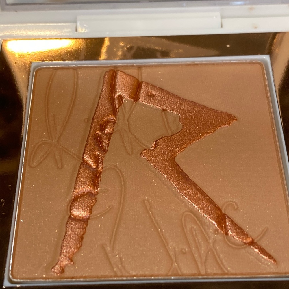 Riri MAC Makeup - Picture 2 of 3
